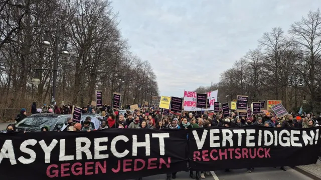 Große Demonstration, vorne ein Banner mit Aufschrift "Asylrecht verteidigen - gegen jeden Rechtsruck"