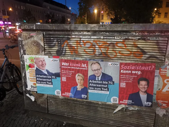 Stromkasten auf dem Adbusting Plakate kleben z.B. Arbeiten bis 70. Altersarmut bis zum Tod. Unsere Agenda 2030 CDU.