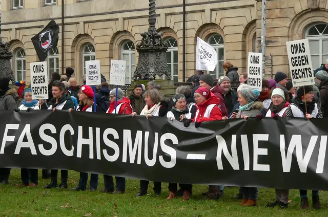 Omas gegen Rechts Demo vorm niedersächischen Landtag