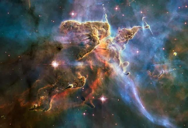 Bild vom Weltraum Teleskop Hubble. Verschiedne blitzende Sterne und blauer Nebel ist zu sehen.