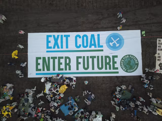 Exit Coal Enter Future, FFF & EG Banner Drohnenaufnahme
