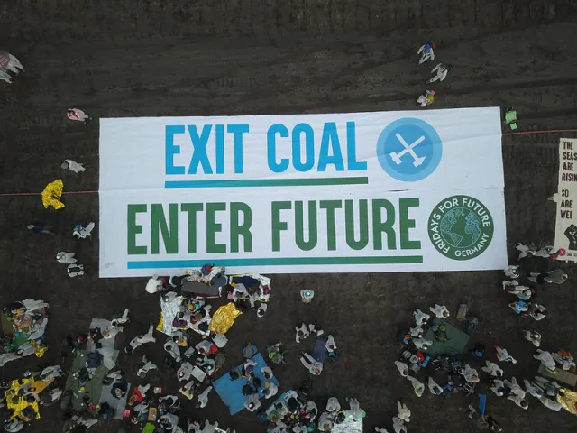 Exit Coal Enter Future, FFF & EG Banner Drohnenaufnahme