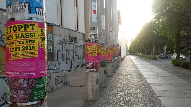 Stoppt den hass Plakat an Laterne