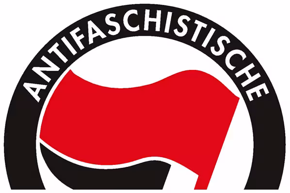 Logo der antifaschistischen Aktion große Rote Fahne dahinter kleine schwarze Fahne