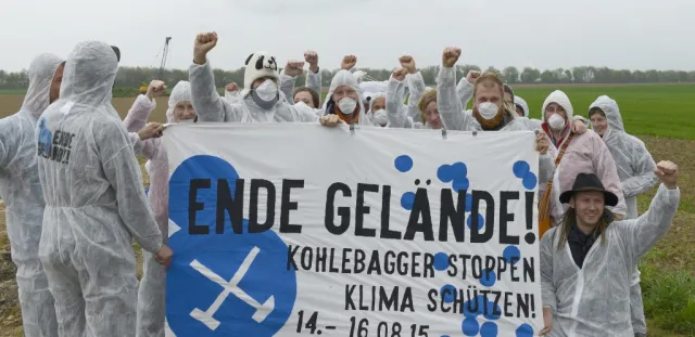 Transparent Ende Gelände mit Protestierenden