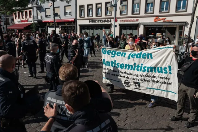 Banner gegen jeden antisemitismus davor stehen Bullen