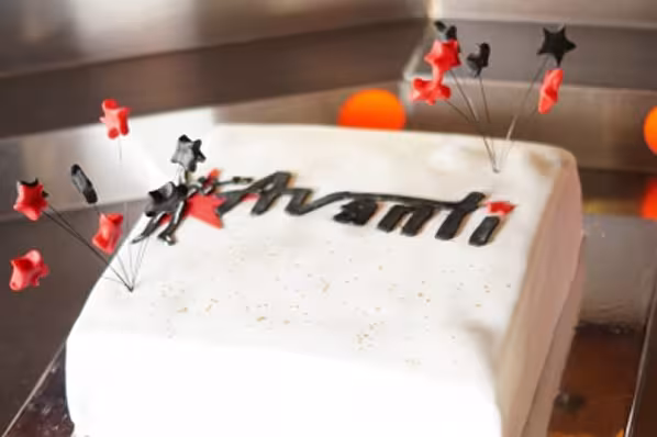 Kuchen mit Avanti Aufschrift