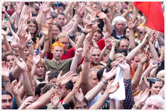 Blockupy 2012 "Mit Vielen, mit Leidenschaft und Spaß kämpfen wir für eine bessere Welt außerhalb der Parlamente."