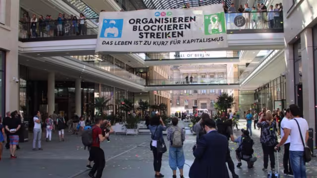 Blockupy am 2. September 2016 in der Mall of Shame in Berlin