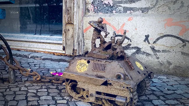  Skulptur vor dem Tuntenhaus in Berlin-Prenzlauerberg