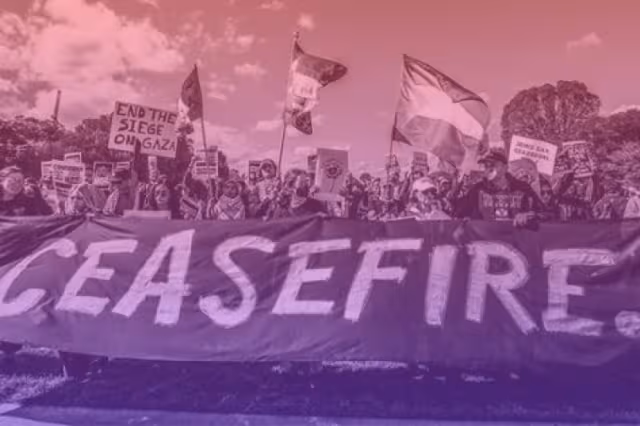 Frontbanner einer Demo mit der Aufschrift Ceasefire Now 