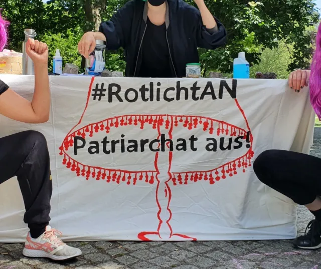 Banner mit der Aufschrift #Rotlicht an Patriarchat aus