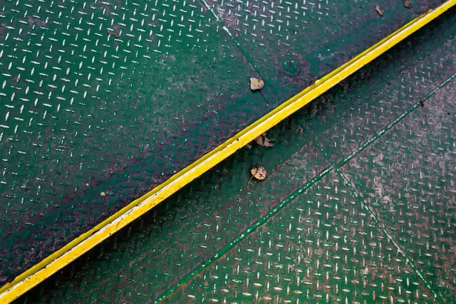 grüne Bodenplatten