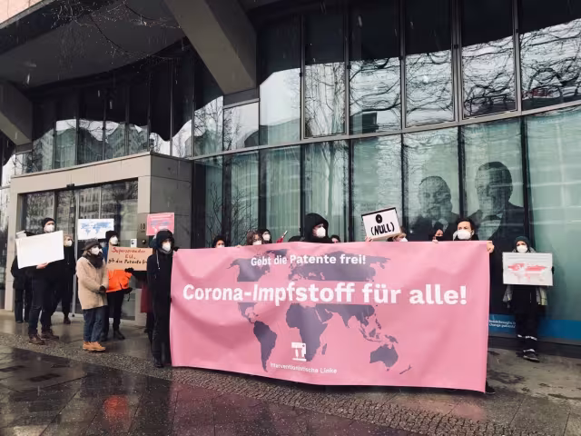 Proteste vor dem Firmensitz von Pfizer