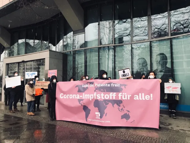 Proteste vor dem Firmensitz von Pfizer
