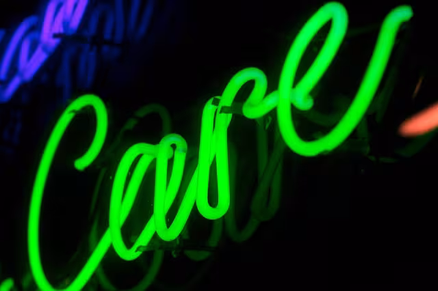 grüne Neonschrift Care