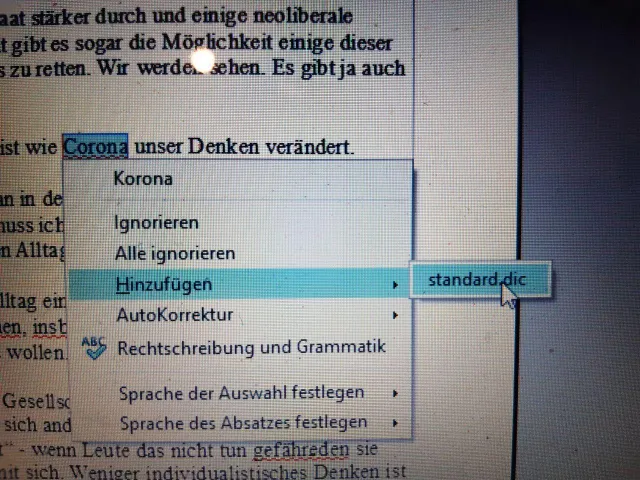 Korrekturfenster eines Textbearbeitungsprogramms, Rechtsklick auf das Wort Corona in einem Text, ausgewählt ist Hinzufügen zum Standardwörterbuch