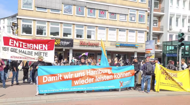 Menschen halten ein Banner mit der Aufschrift Damit wir uns Hamburg wieder leisten können