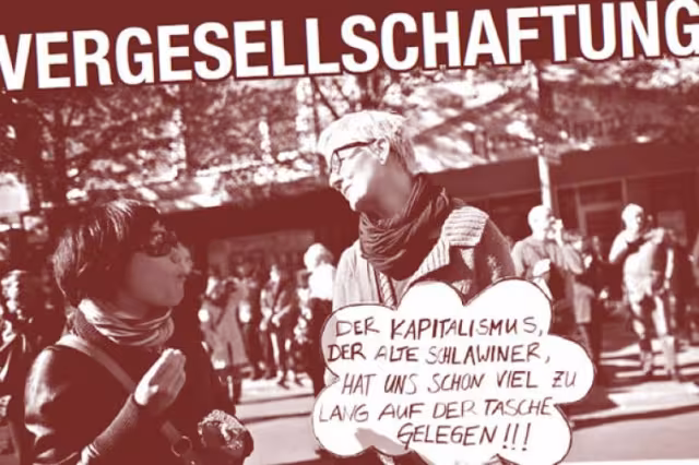 eine Demonstrantin hält ein Schild mit der Aufschrift Der Kapitalismus, der alte Schlawiner, hat uns schon viel zu lange auf der Tasche gelegen!!!
