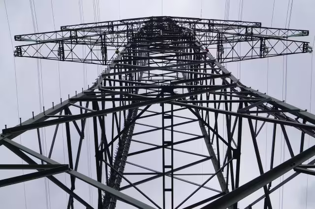 Foto von einem Strommast aus Froschperspektive