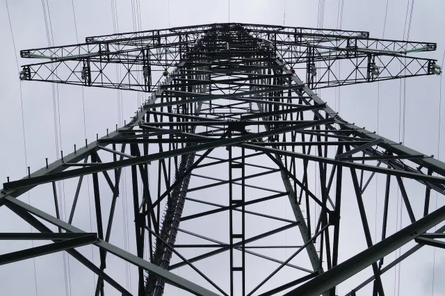 Foto von einem Strommast aus Froschperspektive