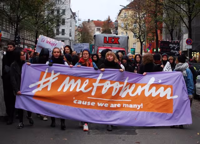 Frontbanner einer Demo #metooberlin 'cause we are many!