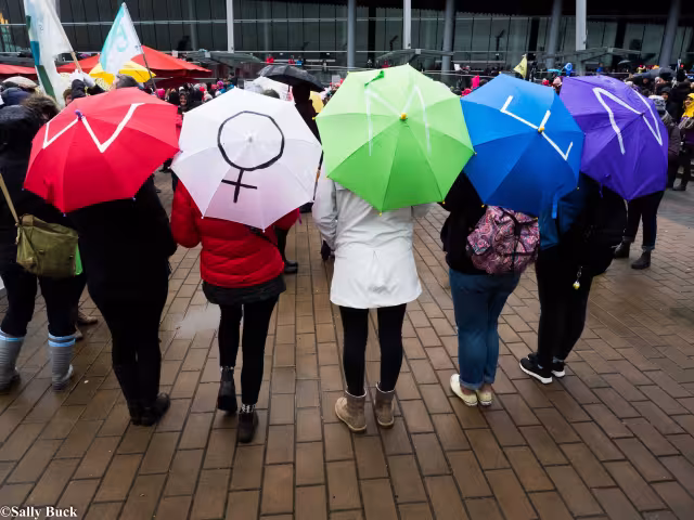 Gruppe mit Regenschirmen