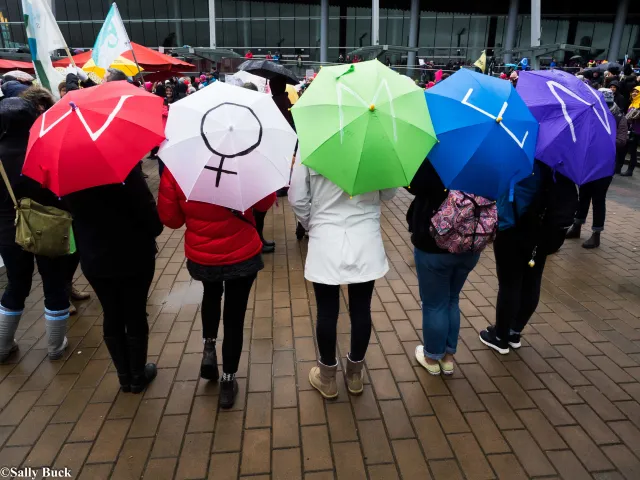 Gruppe mit Regenschirmen