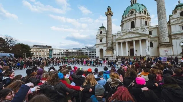 viele Flintas auf einem Platz, die sich in den Armen halten
