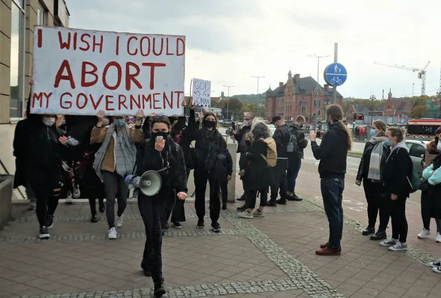 Demonstrierende, auf einem Schild steht I wish I could abort my government