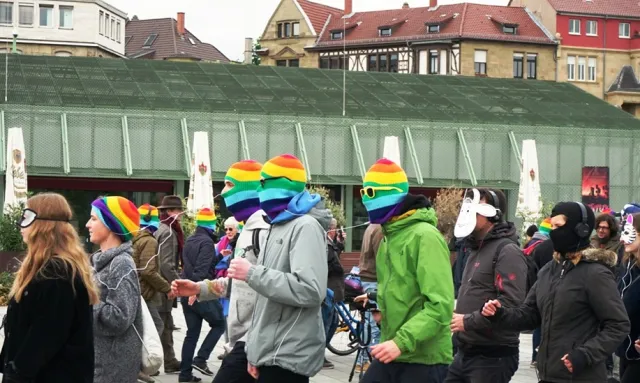 Demozug mit Regenbogen-Hassis