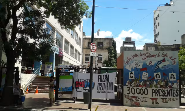ein Platz in einer Städt dekoriert mit einem Banner mit der Aufschrift Fuera G20/FMI Confluencia Nacional