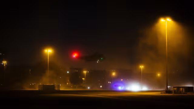 tieffliegender Hubschrauber bei Nacht