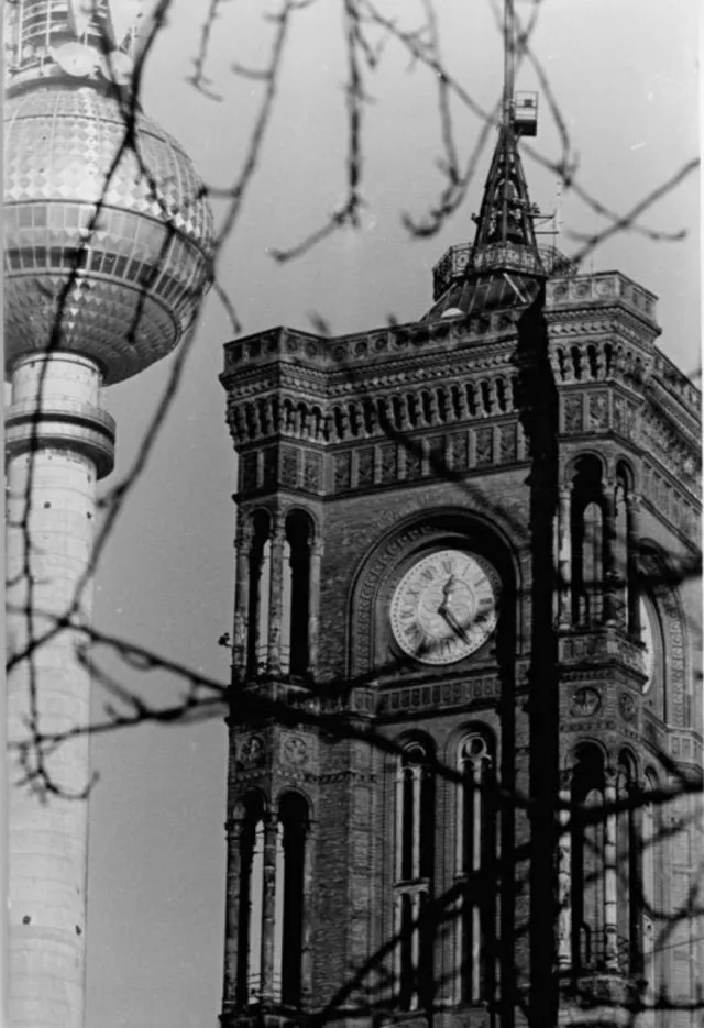 Uhrenturm vom Roten Rathaus in Berlin, links daneben der Fernsehturm