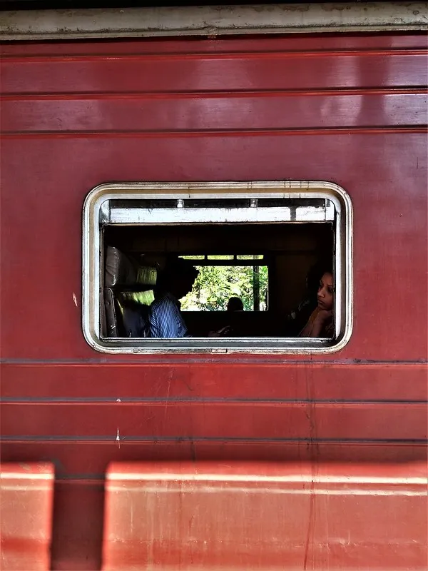 Blick in ein offenes Zugfenster