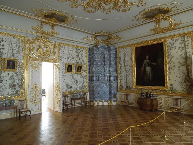 Zimmer mit goldenem Stuck und Ölgemälden