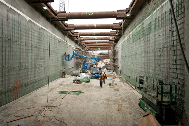 Arbeiter*innen auf einer Baustelle