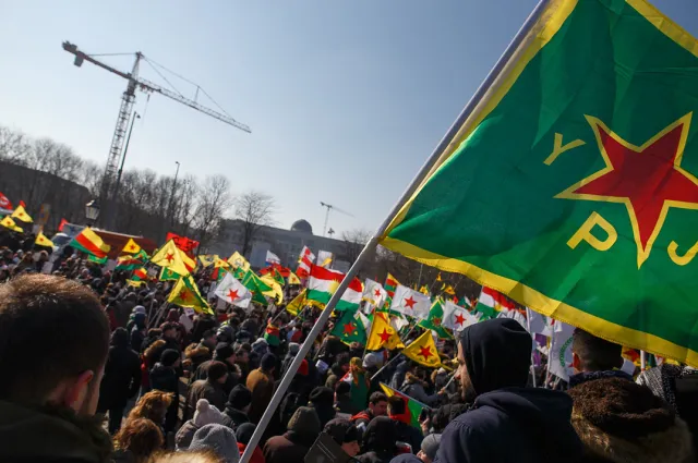 viele Menschen, die YPG/YPJ Fahnen schwenken