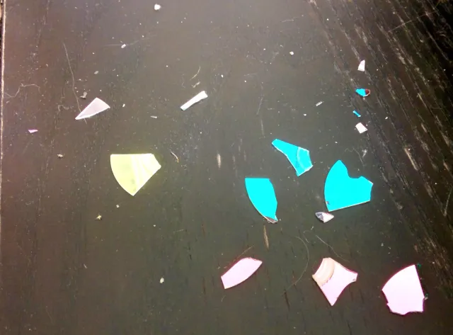 bunte Scherben liegen auf dem Boden