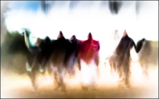 verschwommenes Bild von Menschen, die ein Banner tragen