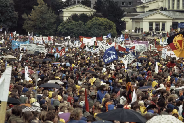 Das Bild zeigt eine Friedensdemonstration im Bonner Hofgarten