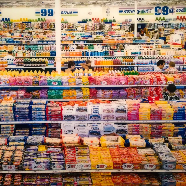 Fotos eines bunt gefüllten Supermarktregals