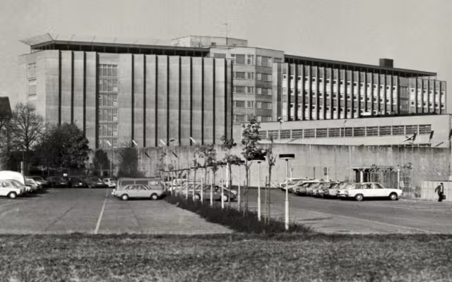 halb leerer Autoparkplatz