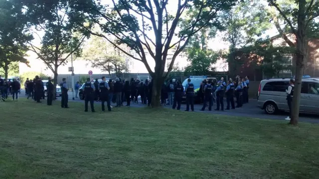 Protestierende auf einer Wiese