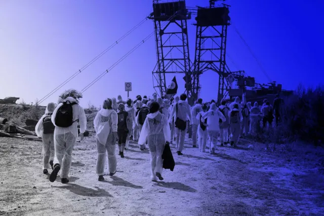 Ende Gelände: Menschen vor Bagger