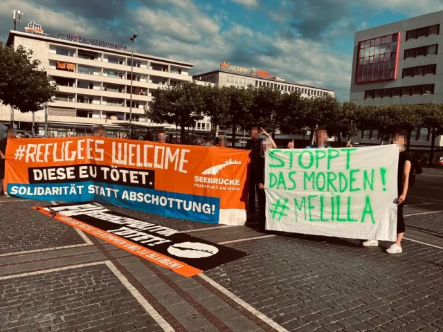 Protestierende mit Transparenten
