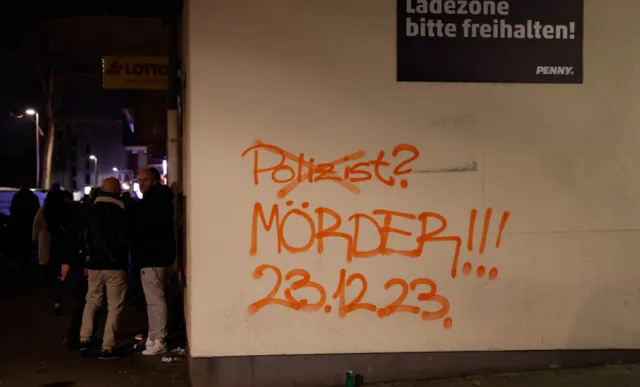 Graffiti - Polizist (durchgestrichen) Mörder 23.12.23