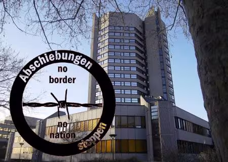 Hochhaus in Göttingen Logo Abschiebungen stoppen - no border