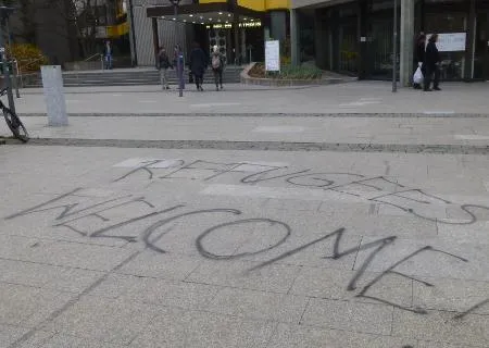Refugees Welcome Graffiti auf beton Boden