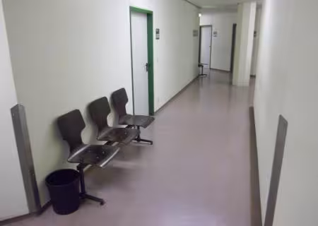 Gang mit Sitzplätzen